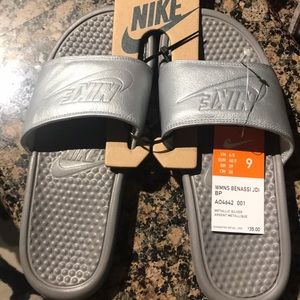 Nike women’s benassi JDI metallic slides size 9